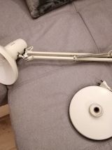 Lampe Ledu articulée  métal blanc sur socle. Années 1970