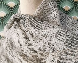 Châle gris perle et fils dorés style 30s 