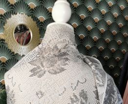 Châle gris perle et fils dorés style 30s 