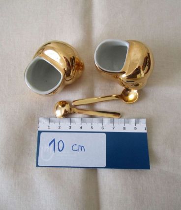 Deux petits pots dorés forme escargot