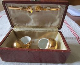 Deux petits pots dorés forme escargot
