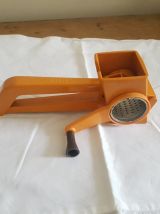 Ancienne râpe à fromage MOULI GRATER en plastique orange