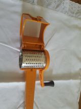 Ancienne râpe à fromage MOULI GRATER en plastique orange