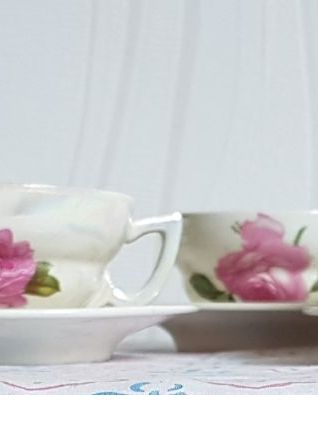 Ancien ensemble à café-thé.  En porcelaine à motif floral,