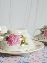 Ancien ensemble à café-thé.  En porcelaine à motif floral,