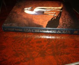 Livre grand format broché -"Les chevaux du Soleil" par Ravra