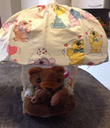 Suspension chambre enfant. Maman ourse tenant ses 2 oursons 