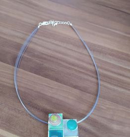 Collier et boucles à émaux