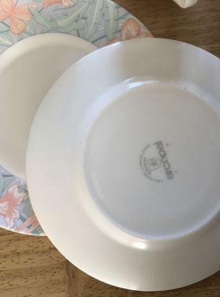 5 Assiettes à dessert et 3 tasses à café 