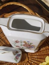 Ancien pot porcelaine fleurie à liseré doré