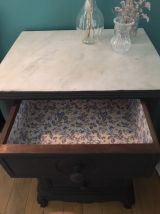 Table de chevet repeinte couleur nuit