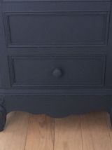Table de chevet repeinte couleur nuit