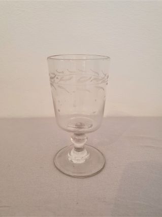 verre à pied ancien, sablé feuillages