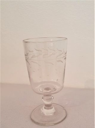 verre à pied ancien, sablé feuillages