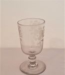 verre ancien à pied, sablé fleur