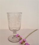 verre ancien à pied, sablé fleur