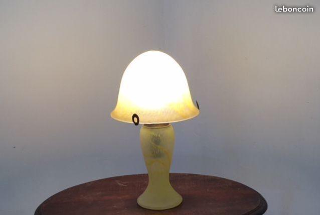 Lampe jaune en pâte de verre