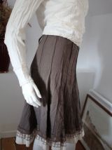 Jupe lingerie dansante avec volant et dentelle marron glacé 