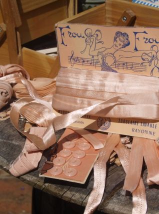 Authentique lot de mercerie vintage pour lingerie "Nude" 50'