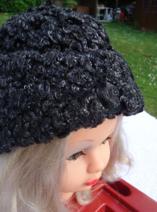 Chapeau calot noir en laine bouclée année 1953