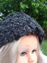 Chapeau calot noir en laine bouclée année 1953