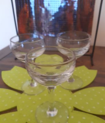 Anciens verres gravés sur pieds 