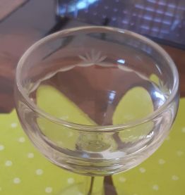 Anciens verres gravés sur pieds 