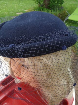 Chapeau voilette marine en laine feutrée 