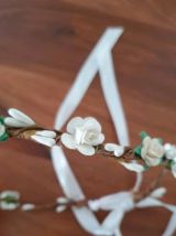 Couronne de fleurs blanche et écrue