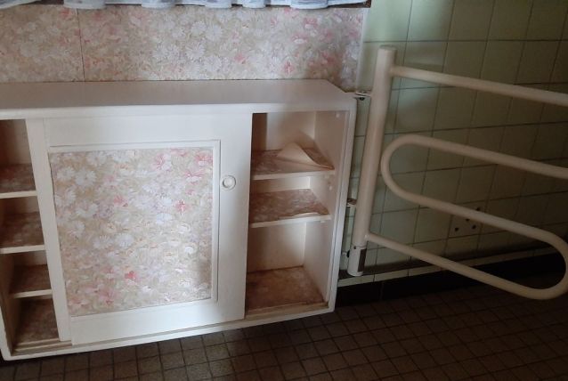 Meuble bas avec porte serviette