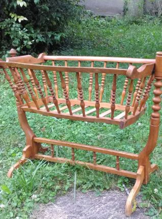 Ancien berceau en bois sur pied (bercelonette)