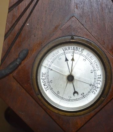 Beau Et Ancien Hydrometre  art déco -en bois massif sculpté 