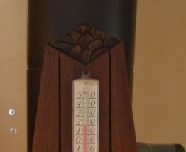 Beau Et Ancien Hydrometre  art déco -en bois massif sculpté 