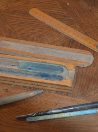 Ancien plumier d'ecolier avec  crayons ecole- art popula
