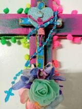 Crucifix mural kitsch et coloré avec chapelet