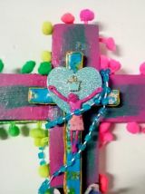 Crucifix mural kitsch et coloré avec chapelet