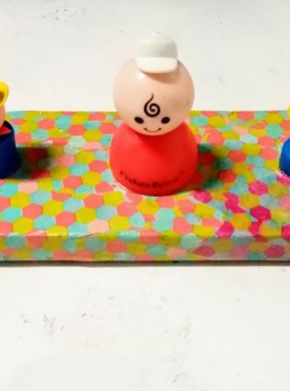 Porte manteau bois, figurines Fisher Price