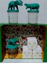 Etagère dinosaure verte et jaune, lampe assortie