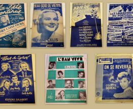Partitions chansons "années 50-60" collés dans un cahier)