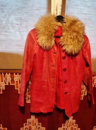 Veste cuir et col fourrure rouge