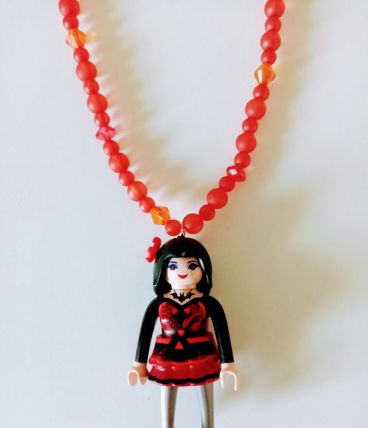 Collier Playmobil, perles rouges, figurine rouge, noire