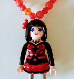 Collier Playmobil, perles rouges, figurine rouge, noire