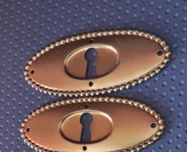 5 entrées de serrure dorées pour commode, meuble ancien