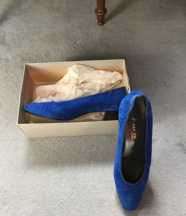 Paire d’escarpins en daim bleu océan 