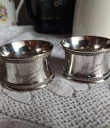 Paire de ronds de serviettes anciens métal argenté chiffrés 