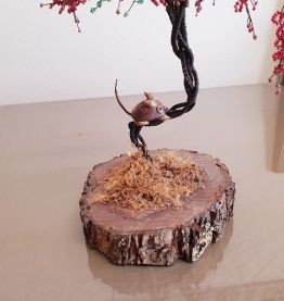 Fleur en perle avec oiseau et souris .( ref K 30 )