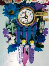 Horloge murale à coucou en bois et techniques mixtes