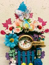 Horloge murale à coucou en bois et techniques mixtes