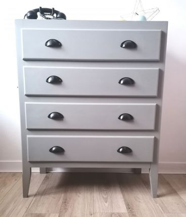Commode vintage relookée avec poignées coquilles noir mat 