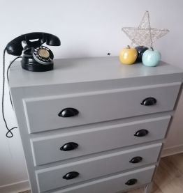 Commode vintage relookée avec poignées coquilles noir mat 